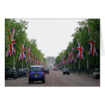Banderas de Union Jack a lo largo de la calle Tarjeta
