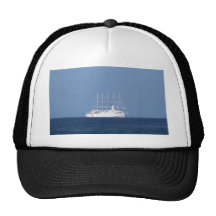 Barco de cruceros con las velas gorro