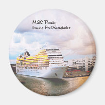 Barco de cruceros que sale del puerto imán