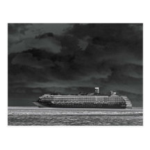 Barco de cruceros que viaja con la noche postales