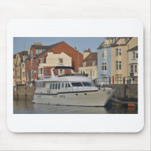 Barco de motor en Weymouth Tapetes De Ratón