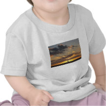 Barco de vela en la puesta del sol camisetas