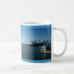 Barco en la costa, CA Taza