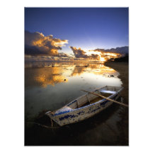 Barco envejecido en el agua cristalina arte fotográfico