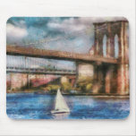 Barco - navegación debajo del puente de Brooklyn Alfombrilla De Ratón