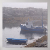 Barcos de niebla de la mañana en el pueblo pesquer poster