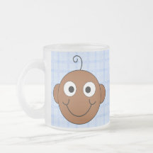 Bebé lindo. Fondo azul del control Tazas