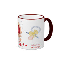 Bebé que grita divertido para el nuevo papá - pers tazas de café