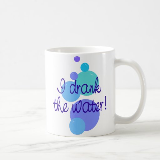 Bebí la taza del agua