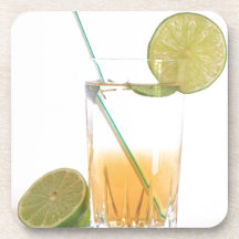 Bebida alcohólica del cóctel con la hierbabuena de posavasos de bebidas