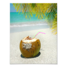 Bebida del coco en la playa tropical con las hojas impresiones fotograficas