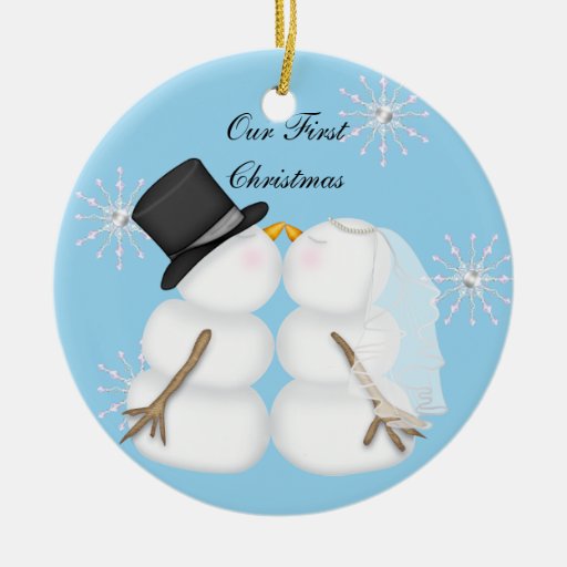 Besando a los muñecos de nieve casó nuestro primer ornamentos de navidad