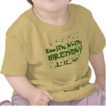 Béseme que es mis tréboles del cumpleaños adaptabl camiseta