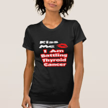 Béseme… que estoy luchando al cáncer de tiroides camiseta
