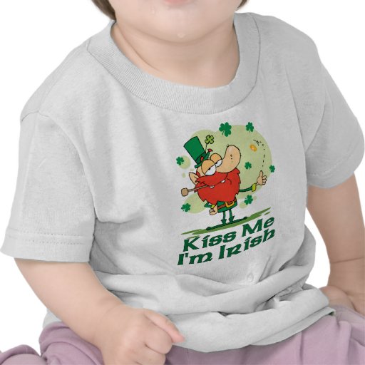 Béseme que soy camiseta divertida irlandesa del Le