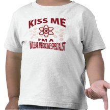 Béseme que soy especialista nuclear de la medicina camisetas