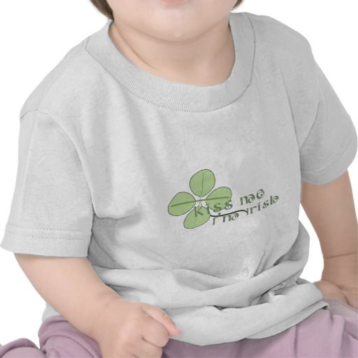 Béseme que soy irlandés camiseta