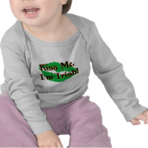 Béseme que soy irlandés camiseta