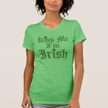 Béseme que soy irlandés camiseta