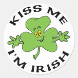Béseme que soy regalo irlandés pegatina redonda
