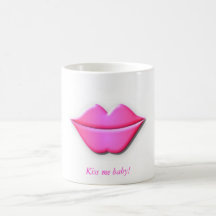 Béseme taza de café de los labios del bebé