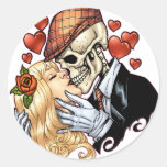Beso del cráneo con los corazones y los rosas por  etiqueta redonda