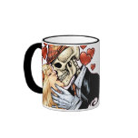Beso del cráneo con los corazones y los rosas por  taza de café