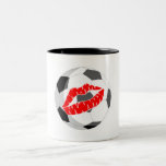 Beso del fútbol (rojo) tazas de café