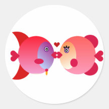 Beso romántico de los pescados pegatinas redondas