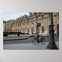 Bici parqueada en los posters de París