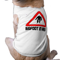 Bigfoot en muestra amonestadora del triángulo del  ropa para mascotas