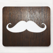 Bigote blanco divertido en fondo de madera de robl alfombrilla de ratones