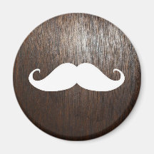 Bigote blanco divertido en fondo de madera de robl imán de frigorífico