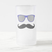 Bigote y humor azul de las gafas de sol taza