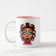 Bigudíes que llevan de la mujer tazas de café