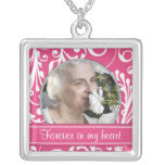 Blanco del rosa en memoria del collar de la planti