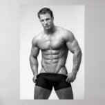 Bodybuilder que muestra el poster del ABS
