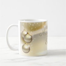 Bolas del navidad del oro en el oro taza