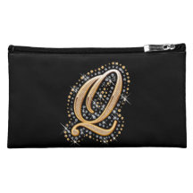 Bolso cosmético negro con Q inicial