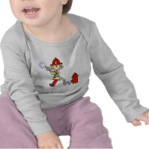Bombero con las camisetas y los regalos de la mang