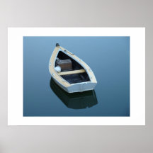 Bote de remos blanco en el agua azul poster