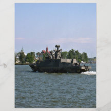 Bote patrulla militar contra el cielo azul flyer personalizado