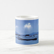 Bote pequeño en orilla taza de café
