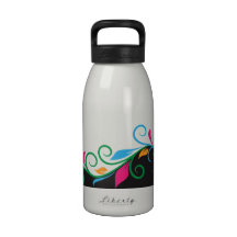 Botella de agua negra y brillante de la frontera d