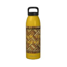 Botella de agua - pared de ladrillo