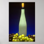 Botella de vino con las uvas posters