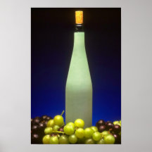 Botella de vino con las uvas posters
