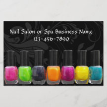 Botellas coloridas del esmalte de uñas, salón del  flyer a todo color