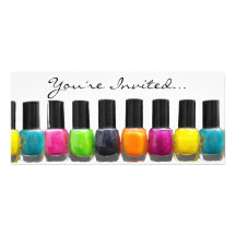 Botellas coloridas del esmalte de uñas, salón del  comunicados personalizados