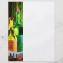 Botellas de vino cerca de la ventana tarjetas informativas